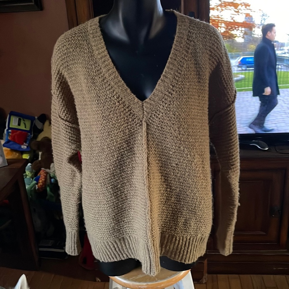 michael Kors Large tan v neck acrylic sweater